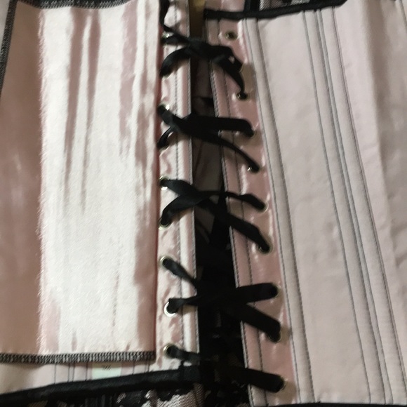 New Pink and Black Lace Corset With G-String Panty - Picture 5 of 13